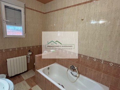 Casa en venta en El Peral, con 5 dormitorios, 3 baños, plaza de garaje y balcón