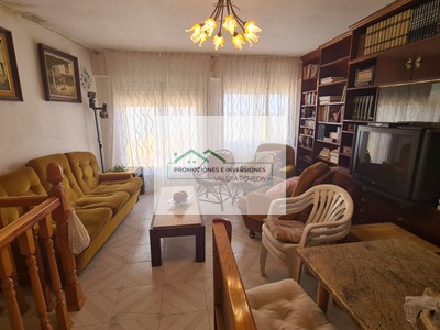 Casa en venta en Buendía, con 3 dormitorios, baño, aseo y terraza