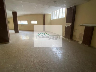 Local en venta en Cuenca, con 2 baños