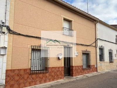 Casa en venta en Iniesta, con 4 dormitorios, baño, plaza de garaje, trastero y terreno