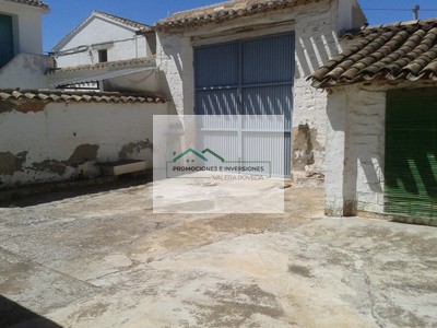 Casa en venta en Casas De Benitez, con 4 dormitorios, baño, plaza de garaje, trastero y terreno