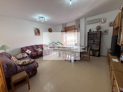 Piso en venta en Iniesta, con 3 dormitorios, baño, aseo y 3 balcones