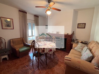 Casa en venta en Campillo De Altobuey, con 3 dormitorios, baño y terraza