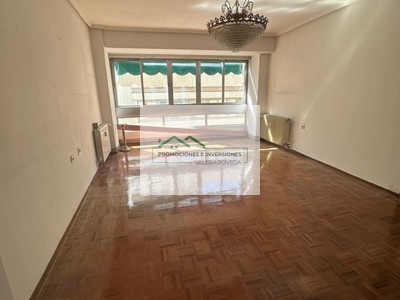 Piso en venta en Cuenca, con 4 dormitorios, 2 baños y plaza de garaje