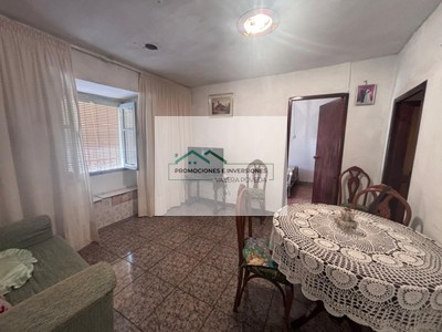Casa en venta en Buenache De Alarcon, con 6 dormitorios, baño, aseo, plaza de garaje, trastero y terreno