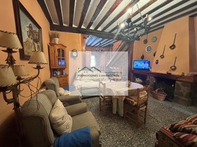 Casa en venta en Almodovar Del Pinar, con 6 dormitorios, 2 baños, aseo y 2 plazas de garaje