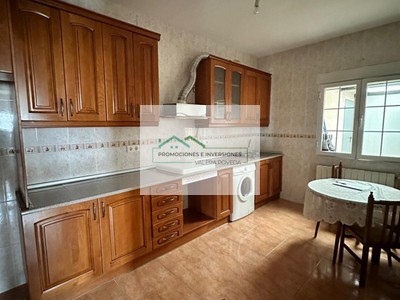 Piso en venta en Mota Del Cuervo, con 2 dormitorios, baño, balcón y terraza