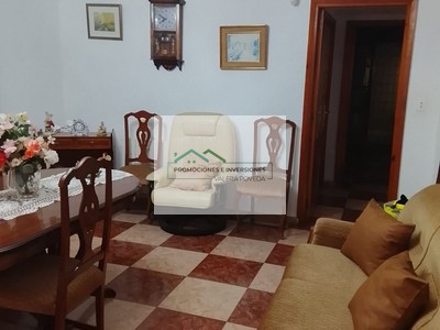 Casa en venta en Rubielos Bajos, con 4 dormitorios, 2 baños, plaza de garaje, trastero, balcón y terreno
