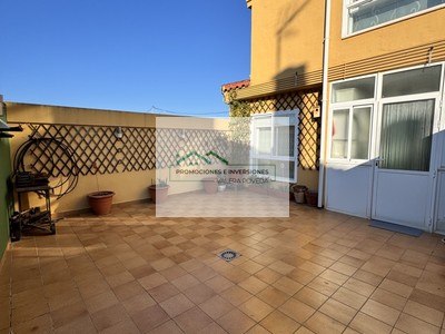 Casa en venta en Isso, con 3 dormitorios, 2 baños y terraza