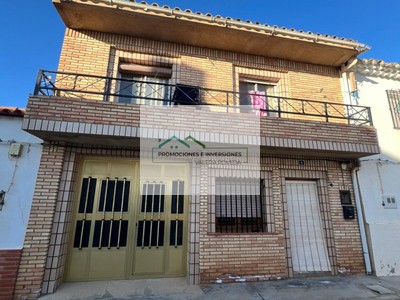 Casa en venta en El Picazo, con 5 dormitorios, 2 baños, balcón y terraza