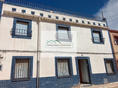 Casa en venta en Campillo De Altobuey, con 10 dormitorios, 2 baños y trastero