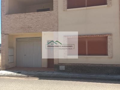 Casa en venta en El Picazo, con 4 dormitorios, baño, 2 aseos, plaza de garaje, balcón, terraza y terreno