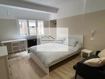 Piso en alquiler en Cuenca, con 4 dormitorios, 2 baños, balcón y terraza