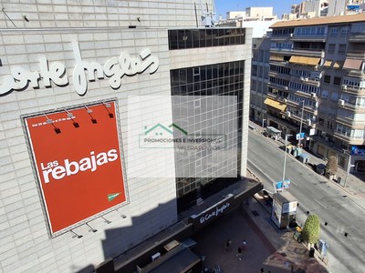 Piso en venta en Alicante, con 4 dormitorios, baño, aseo y 2 balcones