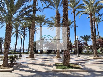 Piso en venta en Alicante, con 4 dormitorios, 3 baños y balcón