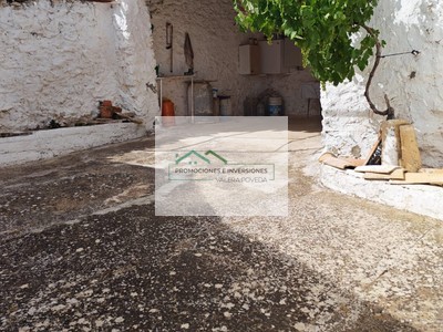 Casa en venta en Buenache De Alarcon, con 4 dormitorios, 2 baños, plaza de garaje y terreno