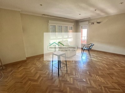 Piso en venta en Cuenca, con 3 dormitorios, 2 baños y terraza