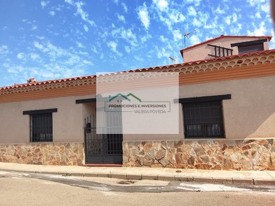 Chalet en venta en Campillo De Altobuey, con 4 dormitorios, 2 baños, plaza de garaje, trastero y terreno