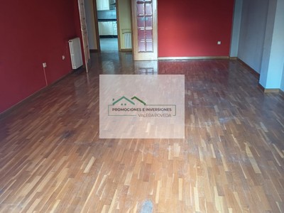 Piso en venta en Albacete, con 4 dormitorios, 2 baños y plaza de garaje