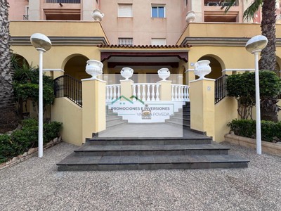 Piso en venta en Torrevieja, con 2 dormitorios, 2 baños y terraza