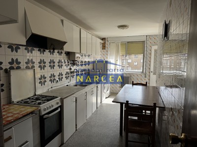 Piso en venta en Cangas Del Narcea, con 3 dormitorios, baño, aseo y trastero