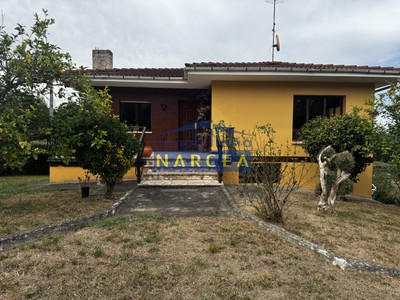 Casa en venta en Vega, con 3 dormitorios, baño, plaza de garaje, trastero y terreno