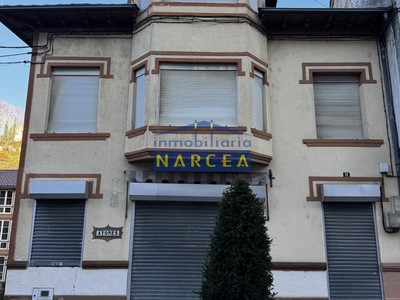 Casa en venta en Pola De Allande, con 4 dormitorios, baño, aseo, plaza de garaje y trastero