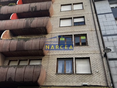 Piso en venta en Tineo, con 4 dormitorios, baño, aseo y terraza