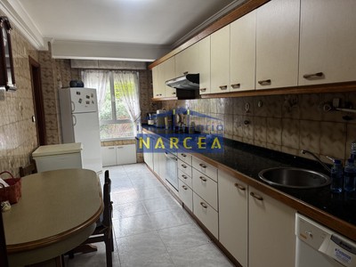 Piso en venta en Cangas Del Narcea, con 4 dormitorios, baño, aseo, 2 plazas de garaje y trastero