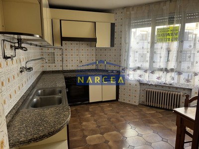 Piso en venta en Cangas Del Narcea, con 3 dormitorios, baño, aseo y trastero