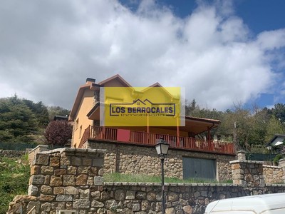 Chalet en venta en Cercedilla, con 5 dormitorios, 2 baños, 3 aseos, 3 plazas de garaje, 2 terrazas y terreno