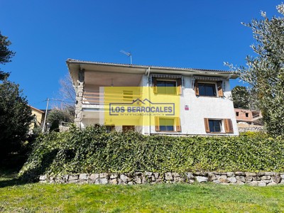 Chalet en venta en Cercedilla, con 4 dormitorios, 2 baños, 2 plazas de garaje, 3 terrazas y terreno