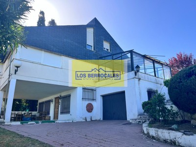 Chalet en venta en Las Rozas, con 4 dormitorios, 3 baños, plaza de garaje, trastero, 2 balcones y terreno