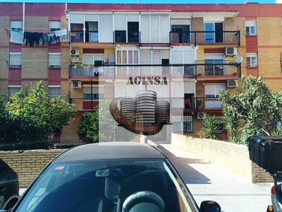 Piso en venta en Castilleja De La Cuesta, con 4 dormitorios, baño, aseo, trastero y balcón
