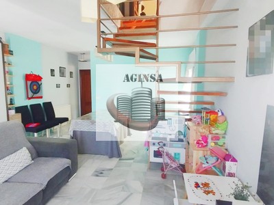 Adosado en venta en Castilleja De Guzman, con 3 dormitorios, 2 baños, aseo y plaza de garaje