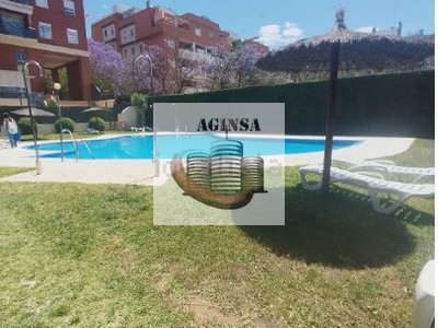 Piso en venta en Bormujos, con 3 dormitorios, 2 baños, plaza de garaje y terraza