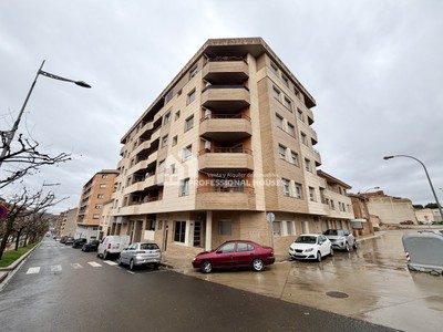 Piso en venta en Almacelles, con 3 dormitorios, baño, aseo, plaza de garaje, trastero, balcón y terraza