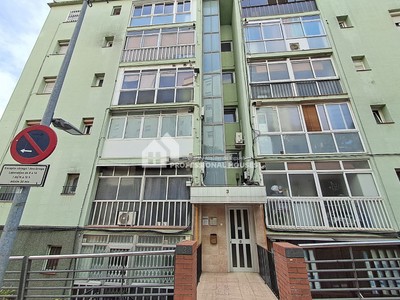 Piso en venta en Santa Coloma De Gramenet, con 3 dormitorios, baño, trastero y balcón