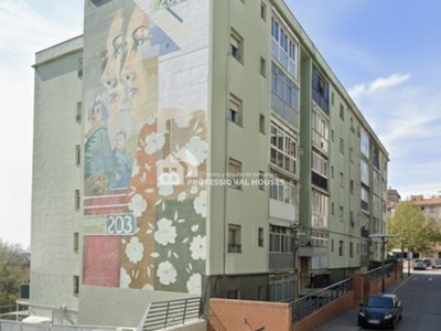 Piso en venta en Santa Coloma De Gramenet, con 3 dormitorios, baño, trastero y balcón