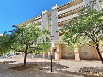 Piso en venta en Terrassa, con 3 dormitorios, baño, aseo, plaza de garaje y 2 balcones