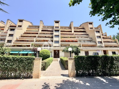 Piso en venta en Barbastro, con 3 dormitorios, baño, aseo y terraza