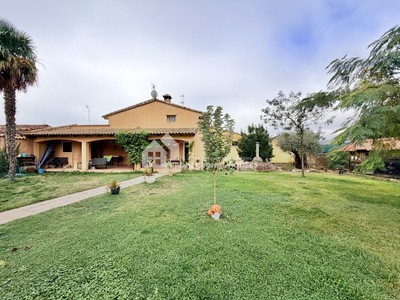 Casa en venta en Salas Bajas, con 4 dormitorios, 3 baños, plaza de garaje, trastero, balcón y terreno