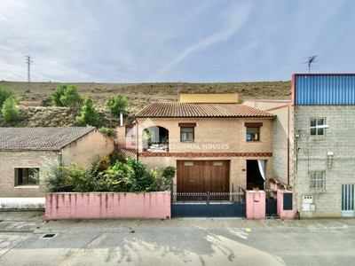 Casa en venta en Miralsot, con 3 dormitorios, 3 baños, 2 aseos, 4 plazas de garaje, trastero, terraza y terreno