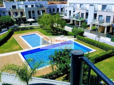 Adosado en venta en San Antonio De Benageber, con 3 dormitorios, 2 baños, aseo, plaza de garaje, trastero y 4 terrazas