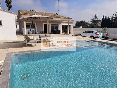 Chalet en venta en Montroy, con 4 dormitorios, 2 baños, aseo, plaza de garaje, trastero y terreno