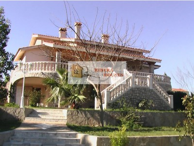 Chalet en venta en Picassent, con 9 dormitorios, 3 baños, aseo, plaza de garaje, trastero, 4 terrazas y terreno