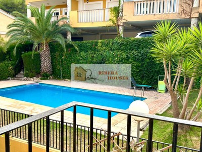 Adosado en venta en Chiva, con 4 dormitorios, 4 baños, plaza de garaje, trastero, 2 terrazas y terreno