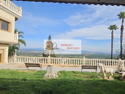 Chalet en venta en Torrente, con 4 dormitorios, 3 baños, aseo, trastero, 2 balcones, 4 terrazas y terreno