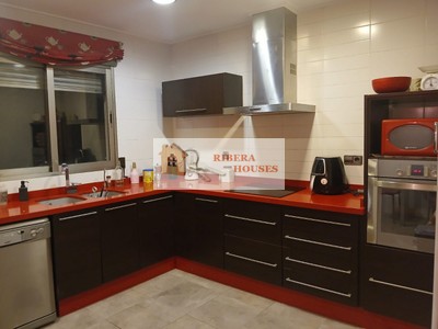 Casa en venta en Alfarp, con 3 dormitorios, 2 baños, plaza de garaje, trastero, balcón y terreno