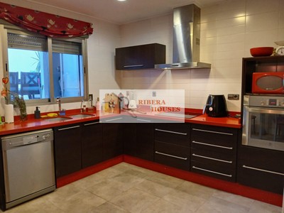 Casa en venta en Alfarp, con 3 dormitorios, 2 baños, plaza de garaje, trastero, balcón y terreno